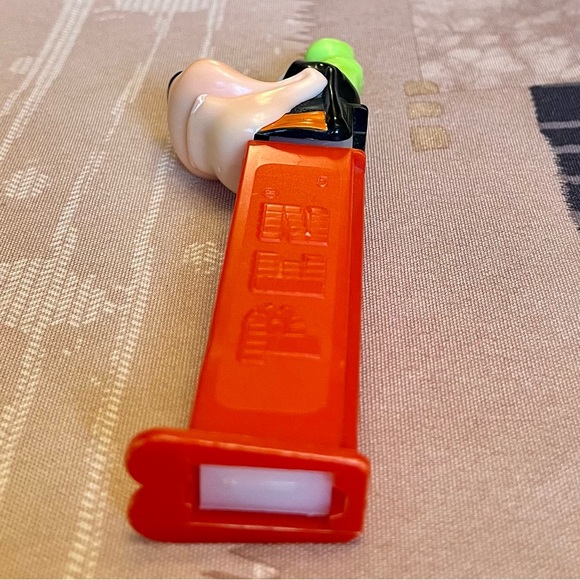 PEZ Candy Dispenser Disney Goofy (Slovenia) - Picture 5 of 7
